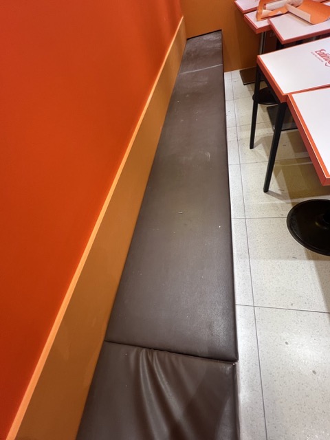 천갈이 작업 전 노후된 식당 벤치 의자 상태