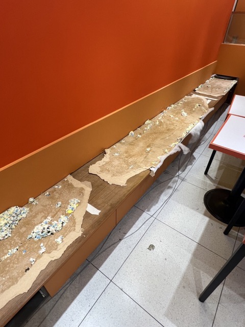 오염되고 가죽이 해진 고정형 의자 확대 사진