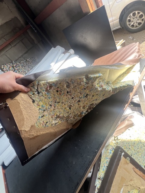 의자 좌판 탈거 및 본드 제거 작업 공정