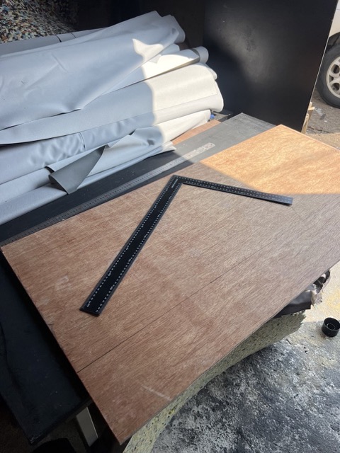 고밀도 스펀지 보강 및 좌판 구조 수리 과정