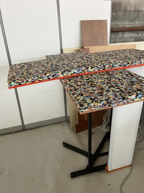 화이트 인조가죽으로 깔끔하게 리폼된 식당 벤치