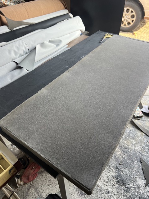 시공 후 매장 인테리어와 조화를 이루는 의자 모습