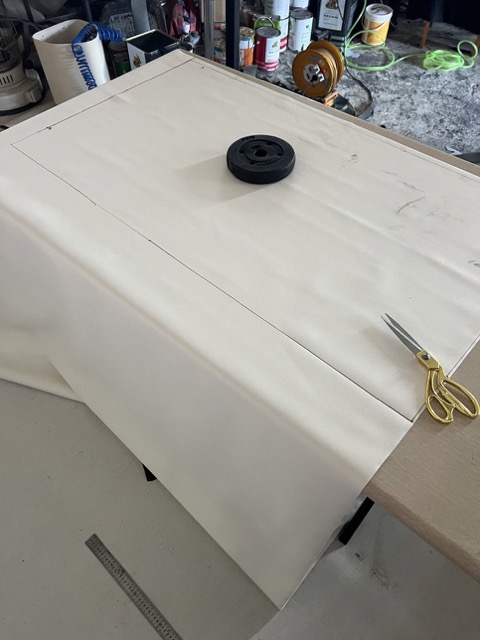 디테일한 마감 처리가 돋보이는 벤치 모서리 부분