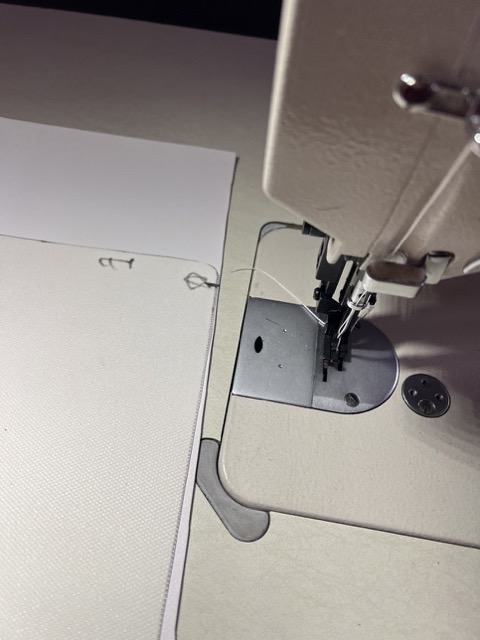 수평 체크 및 설치가 완료된 여의도 식당 의자