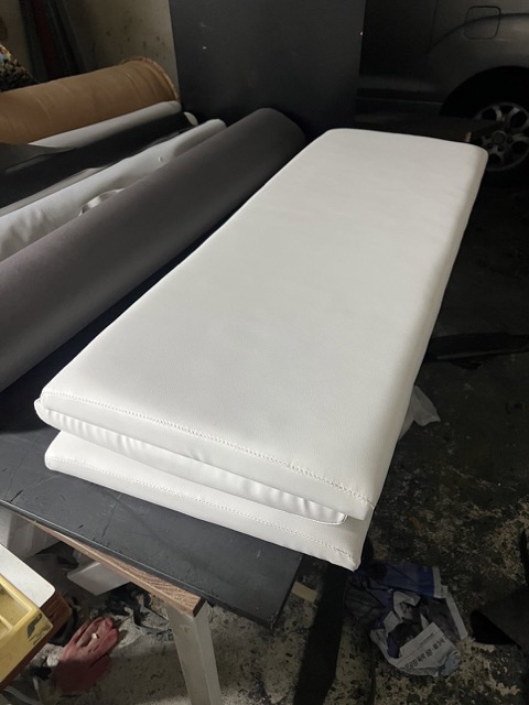 새 의자처럼 복원된 여의도 식당 고정형 벤치 전체 샷