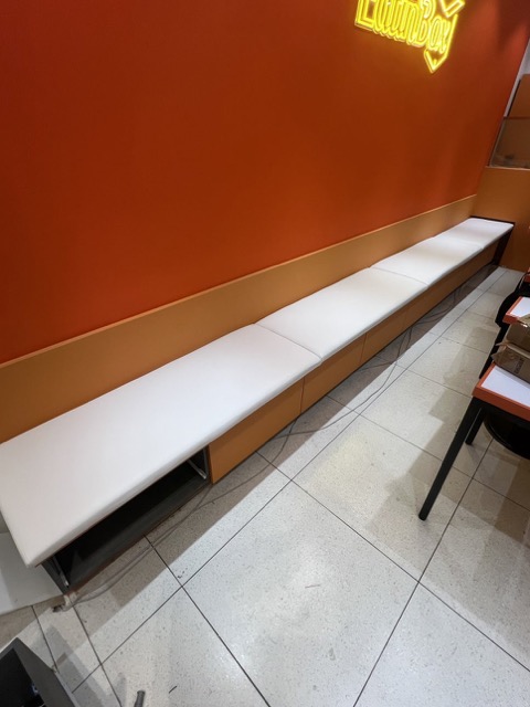 여의도 식당 고정형 벤치 화이트 가죽 천갈이 완료 정면 사진