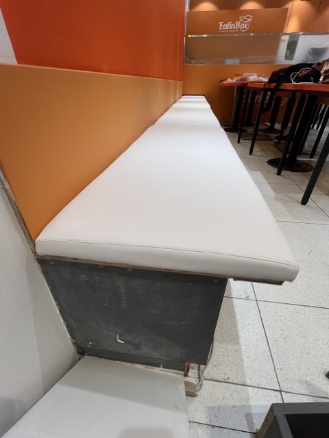 여의도 식당 벤치 소파 리폼: 오염된 상업용 소파를 내구성 강한 화이트 인조가죽으로 천갈이 시공