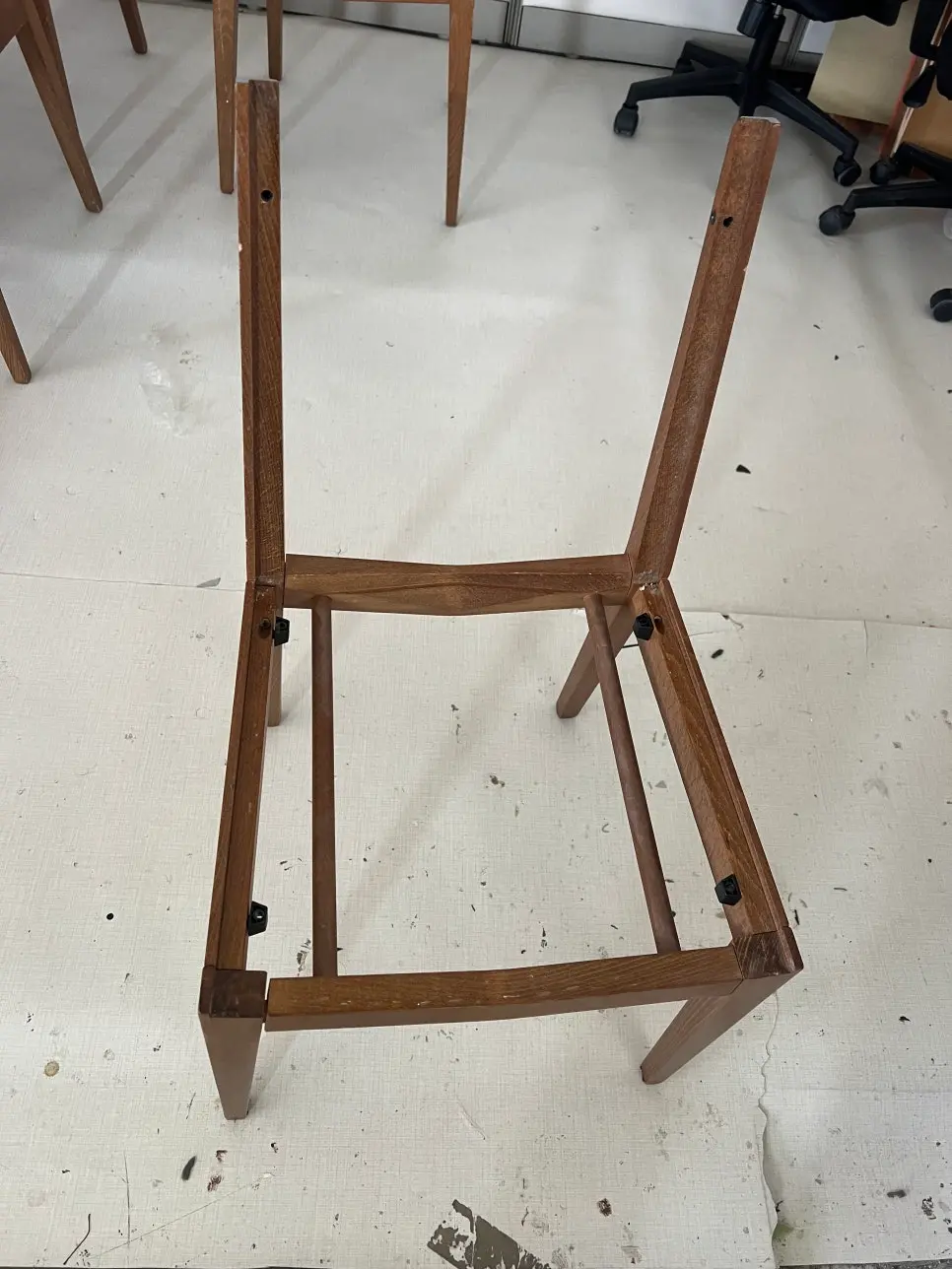 식탁의자 천갈이 완료: 고급스러운 딥그린 원단으로 교체되어 새것처럼 복원된 의자 모습