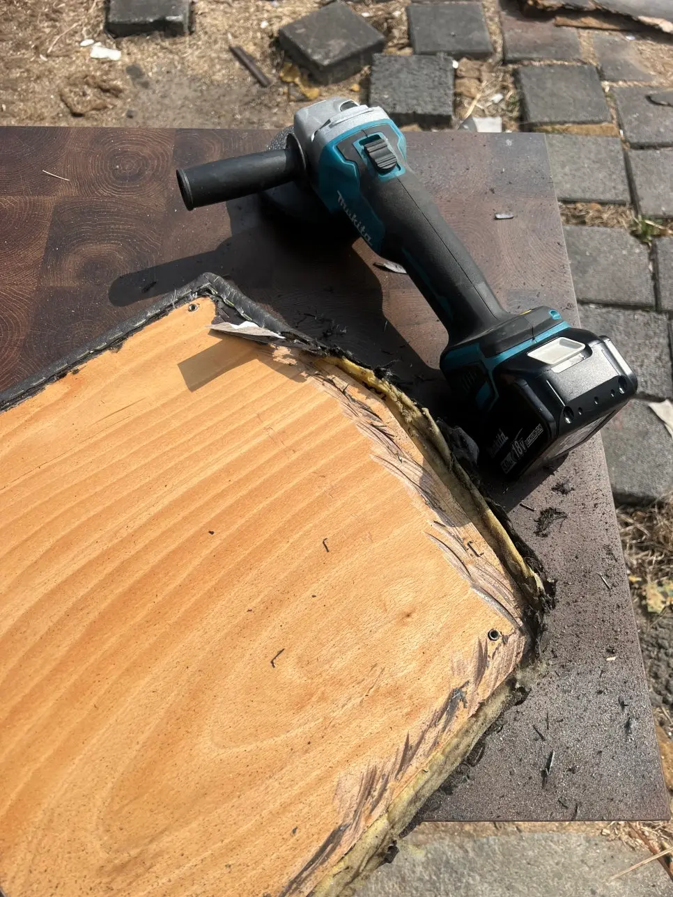 리폼 상세 컷: 꼼꼼한 마감 처리와 탄탄하게 복원된 식탁의자 좌판 디테일