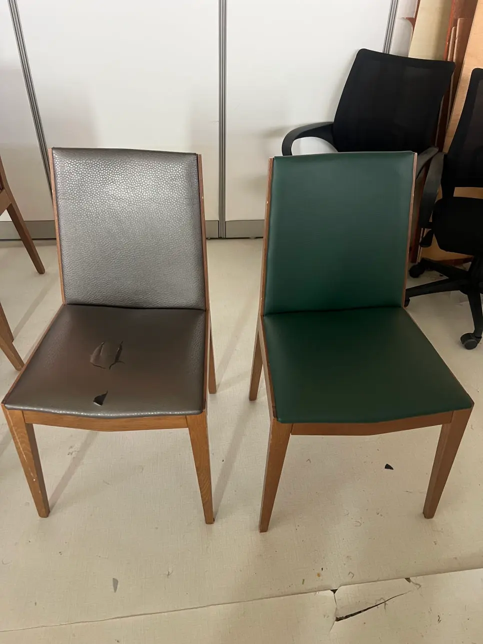 식탁의자 천갈이 전후 비교: 낡고 찢어진 브라운 인조가죽 의자를 세련된 딥그린 원단으로 교체 및 쿠션 보강 작업