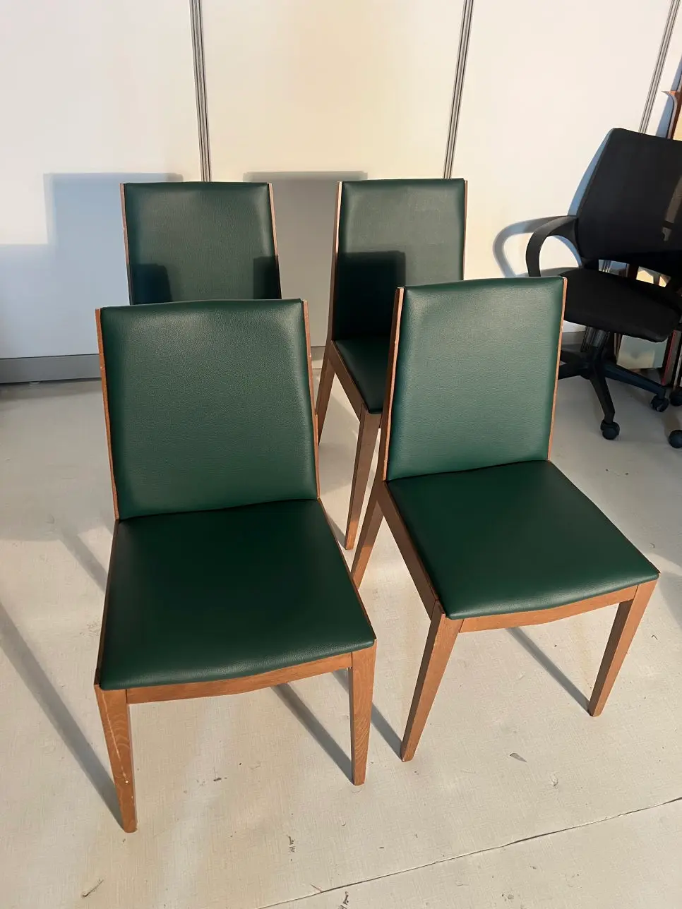 떵현의자 팩토리 식탁의자 천갈이 최종 완성: 주방 인테리어에 어울리는 딥그린 리폼 의자