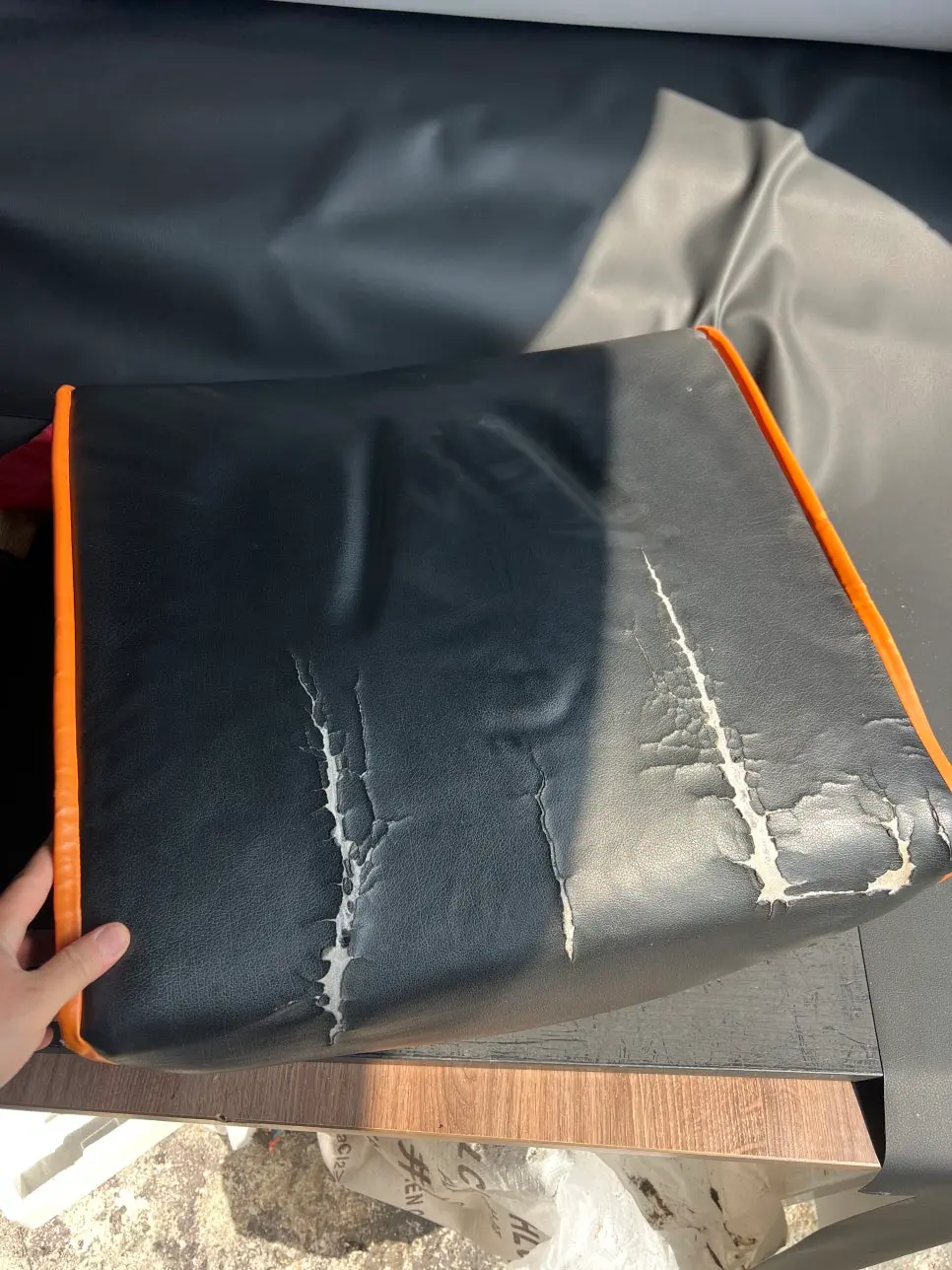 게이밍의자 천갈이 전후: 찢어진 인조가죽 좌판을 메쉬와 가죽으로 혼합 리폼하고 팔걸이 목재 구조 보강