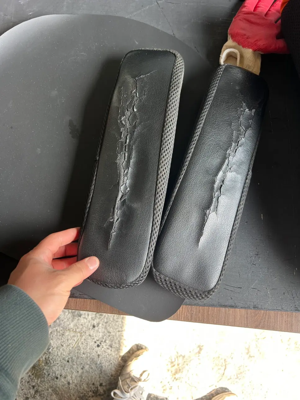 의자 좌판 가죽 갈라짐과 팔걸이 내부 목재 구조 손상 상세 사진