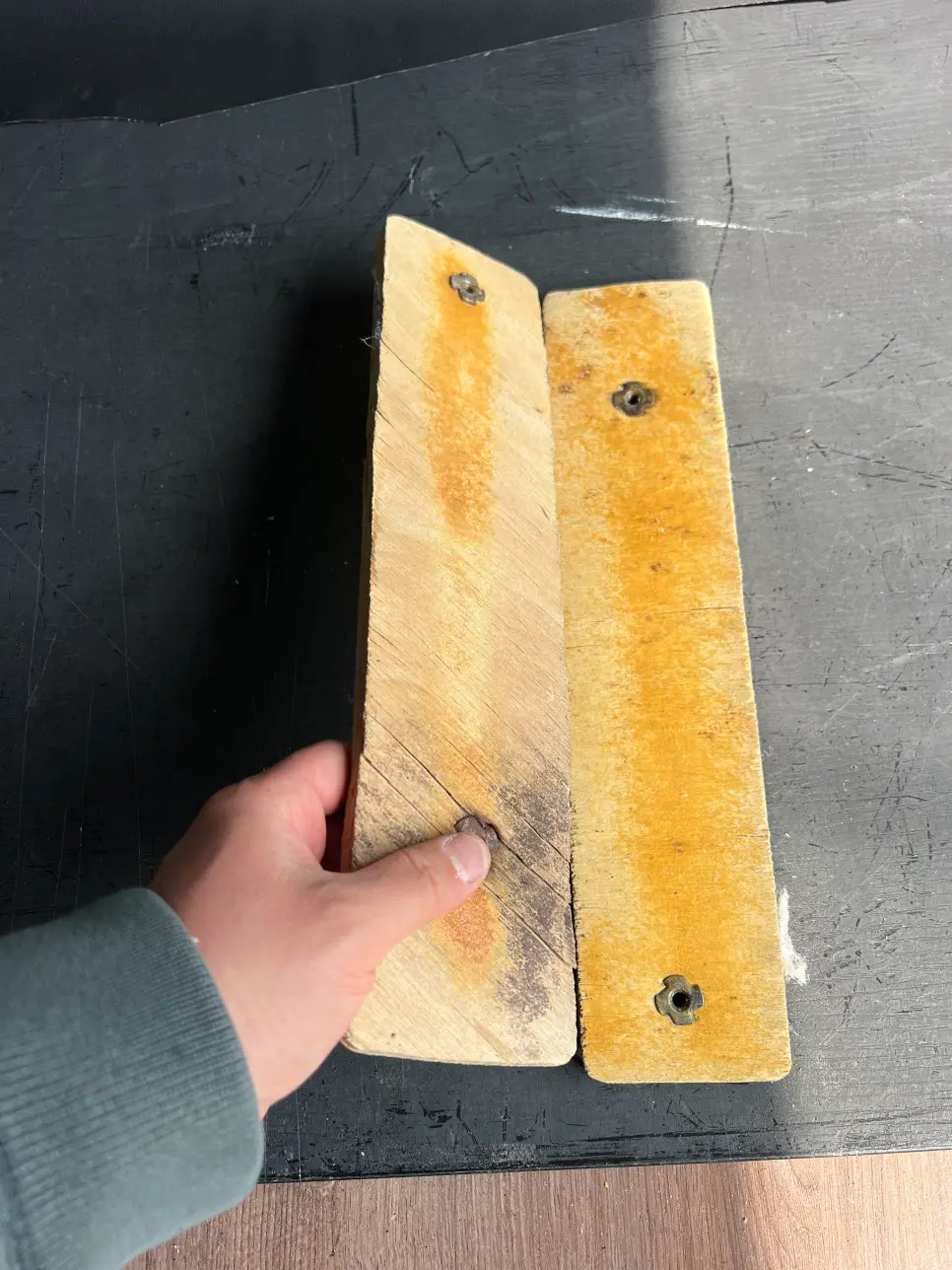 장시간 사용에도 쾌적하도록 통풍이 잘되는 메쉬 소재로 좌판 측면을 마감하는 과정