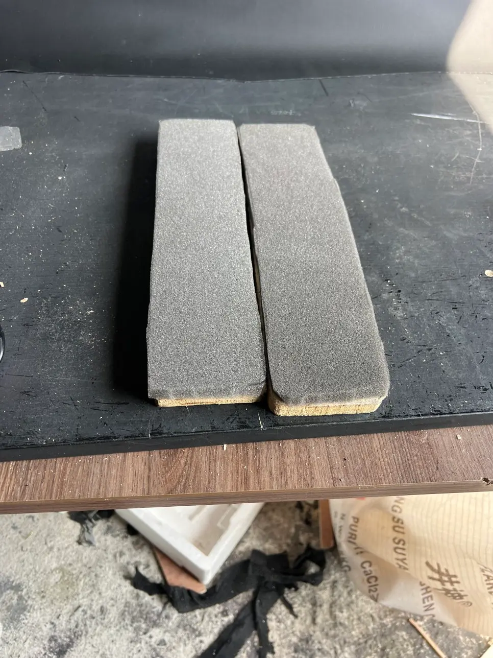 부러진 팔걸이 내부 목재를 제거하고 새 목재를 덧대어 튼튼하게 보강하는 작업