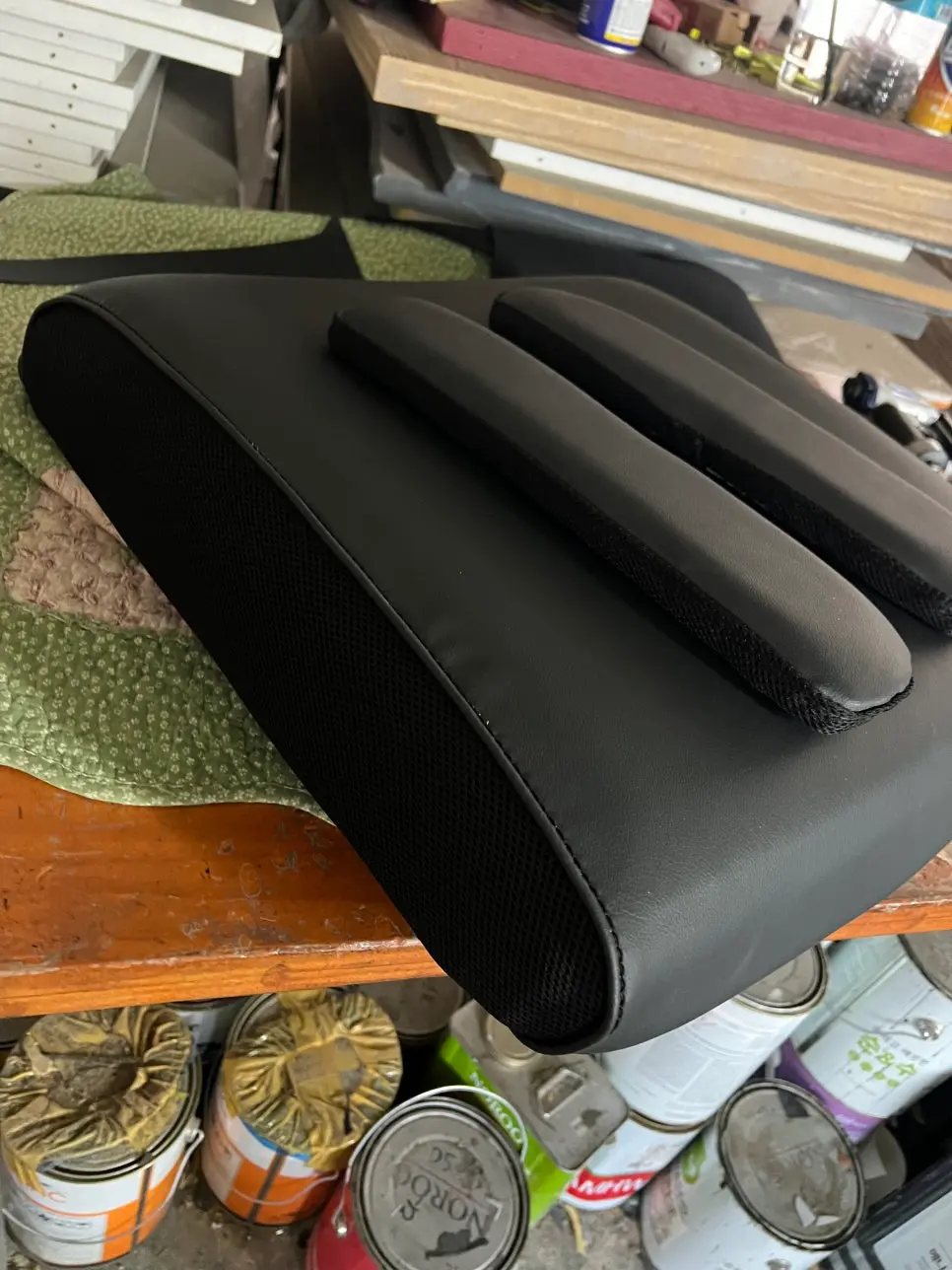 천갈이와 구조 보강이 완료되어 새 제품 컨디션을 되찾은 게이밍의자 정면 사진