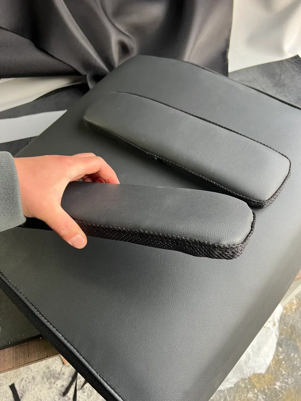 깔끔한 마감과 탄탄해진 팔걸이 상태를 확인할 수 있는 수리 완료 후 근접 사진