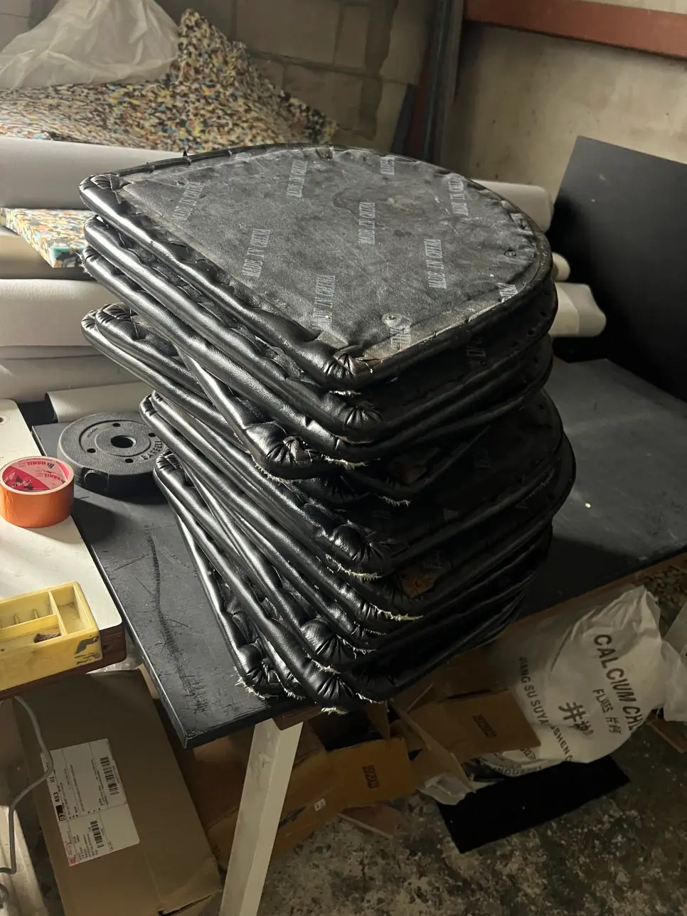 동탄 식당 의자 대량 리폼: 낡은 좌판 56개를 심야 작업으로 하루 만에 천갈이 및 스펀지 보강 완료