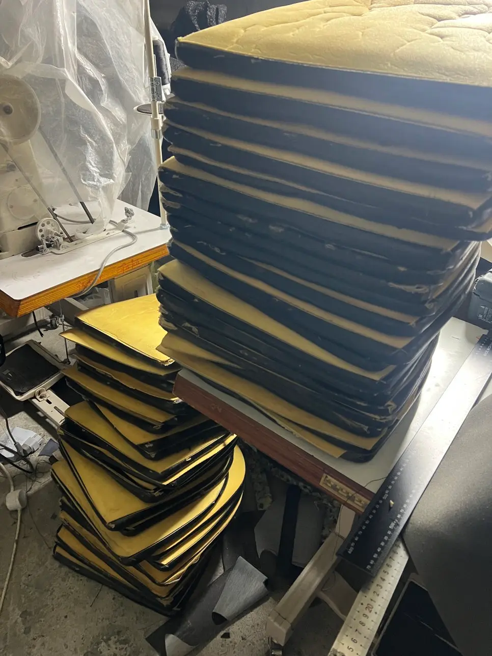 기존 가죽을 제거한 후 고밀도 탄성 스펀지를 덧대어 좌판 쿠션감을 복원하는 작업 과정