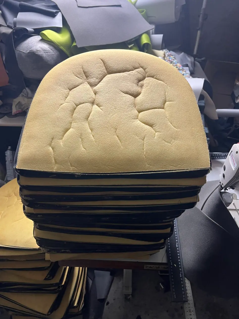 내구성이 강한 블랙 인조가죽으로 꼼꼼하게 천갈이 마감을 진행하는 떵현의자팩토리의 기술력