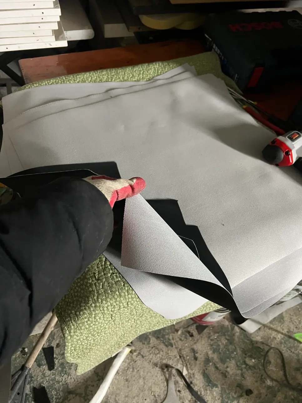 천갈이 작업이 완료되어 깔끔하게 정렬된 동탄 식당 의자 56개 전체 모습