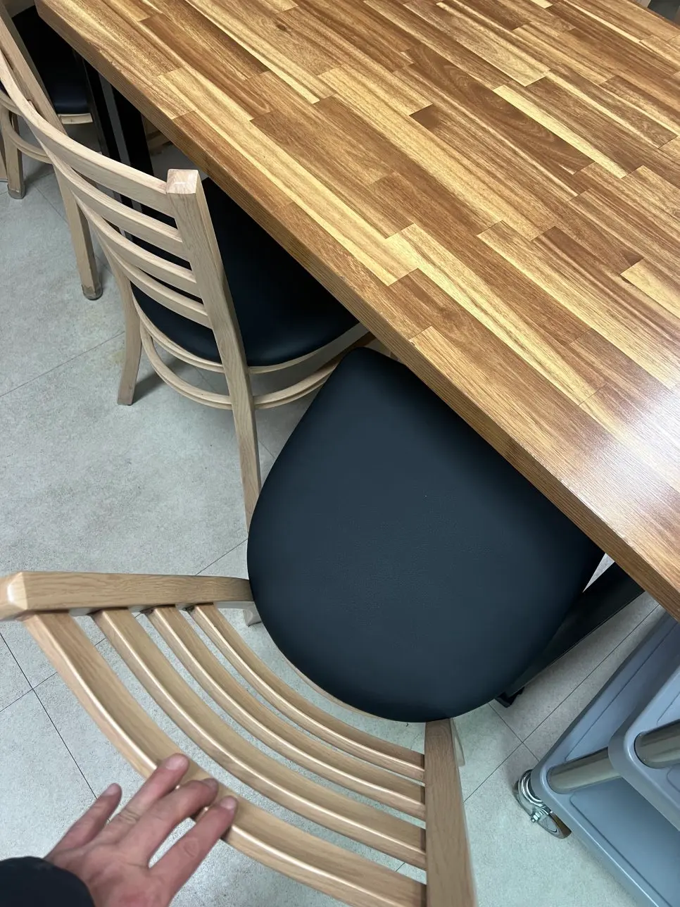 새 의자처럼 탄탄한 쿠션감과 광택을 되찾은 식당 의자 리폼 근접 사진