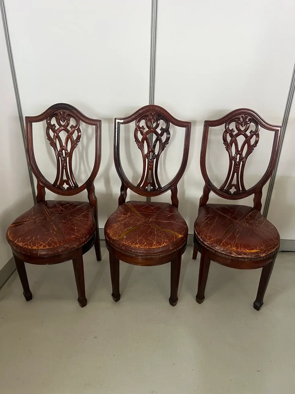 엔틱 의자 리폼 전후: 삭은 웨빙 밴드 교체와 주름 없는 가죽 복원