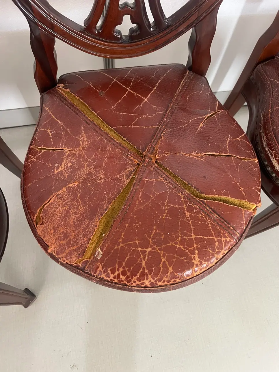 수리 전 찢어진 엔틱 의자 가죽 상태