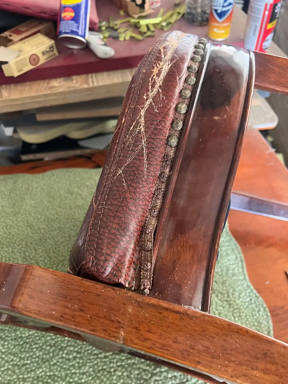 내부 스펀지가 드러난 의자 좌판