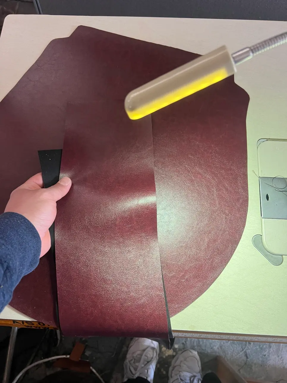 스펀지 보강 및 가죽 마감 공정