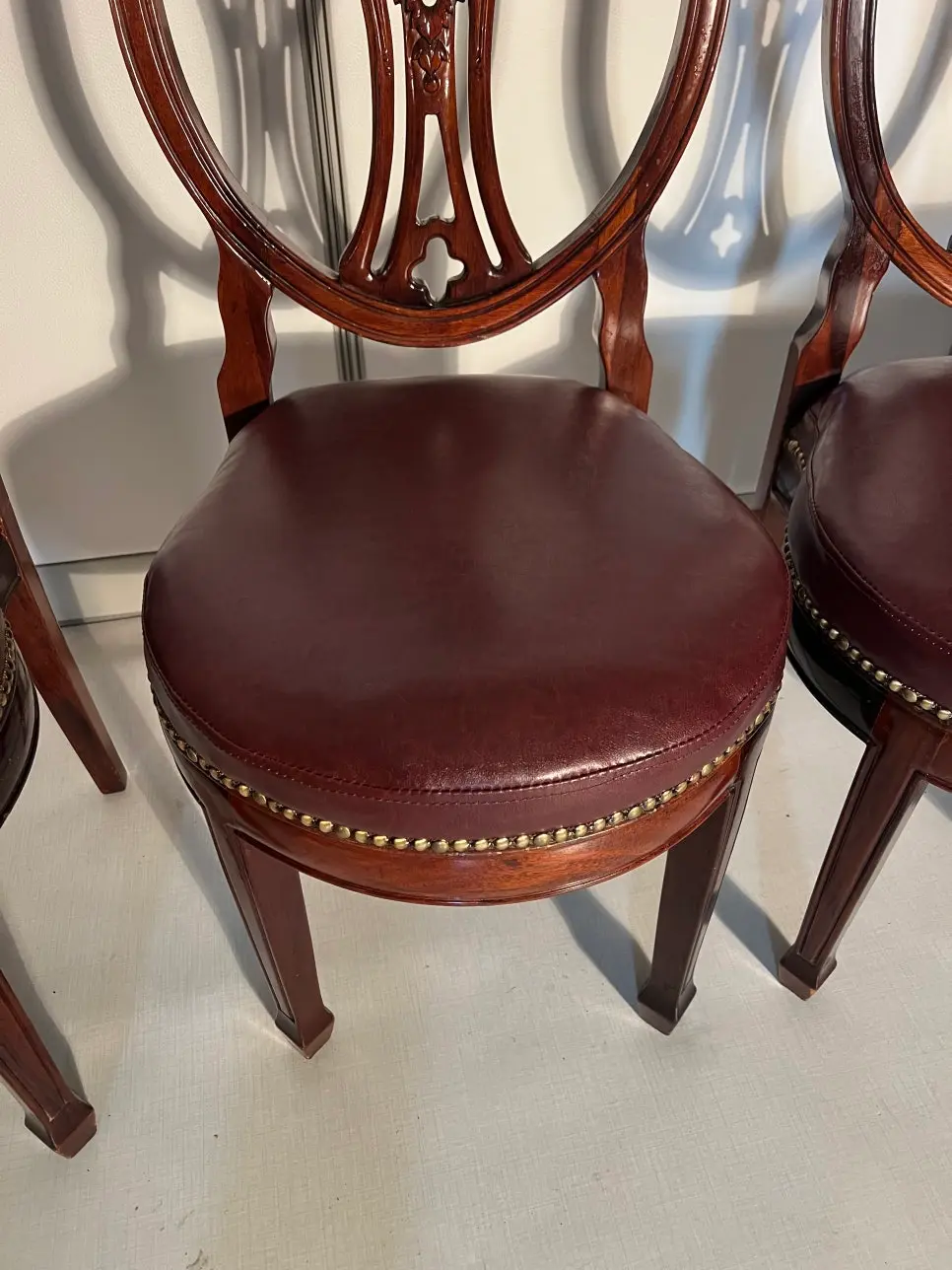 복원이 완료된 고급 엔틱 의자