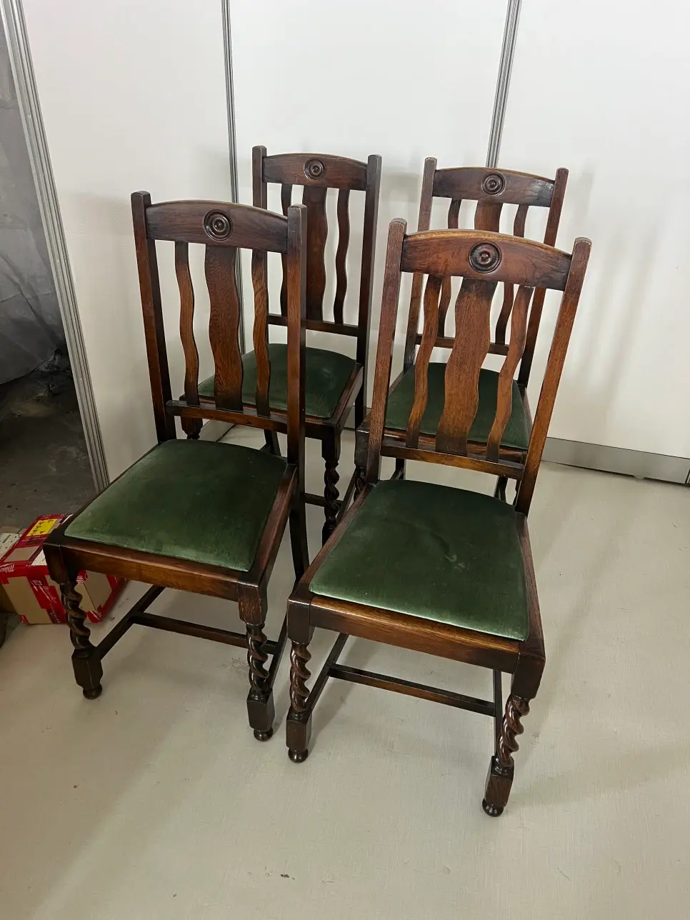 식탁의자 리폼 전후: 꺼진 좌판의 내부 밴드를 교체하고 드라이로즈 벨벳 원단으로 복원한 사례