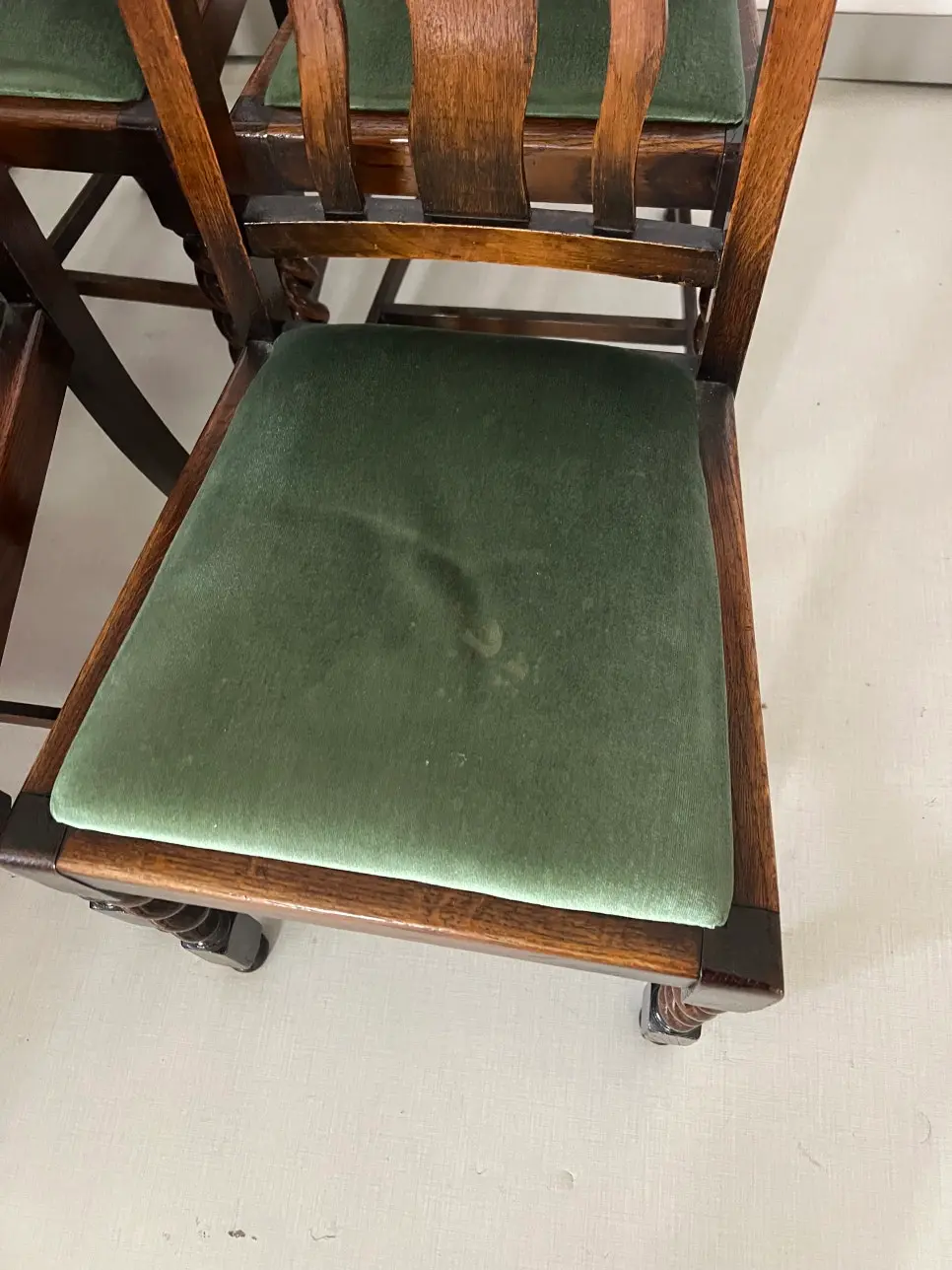 오염된 벨벳 의자 원단