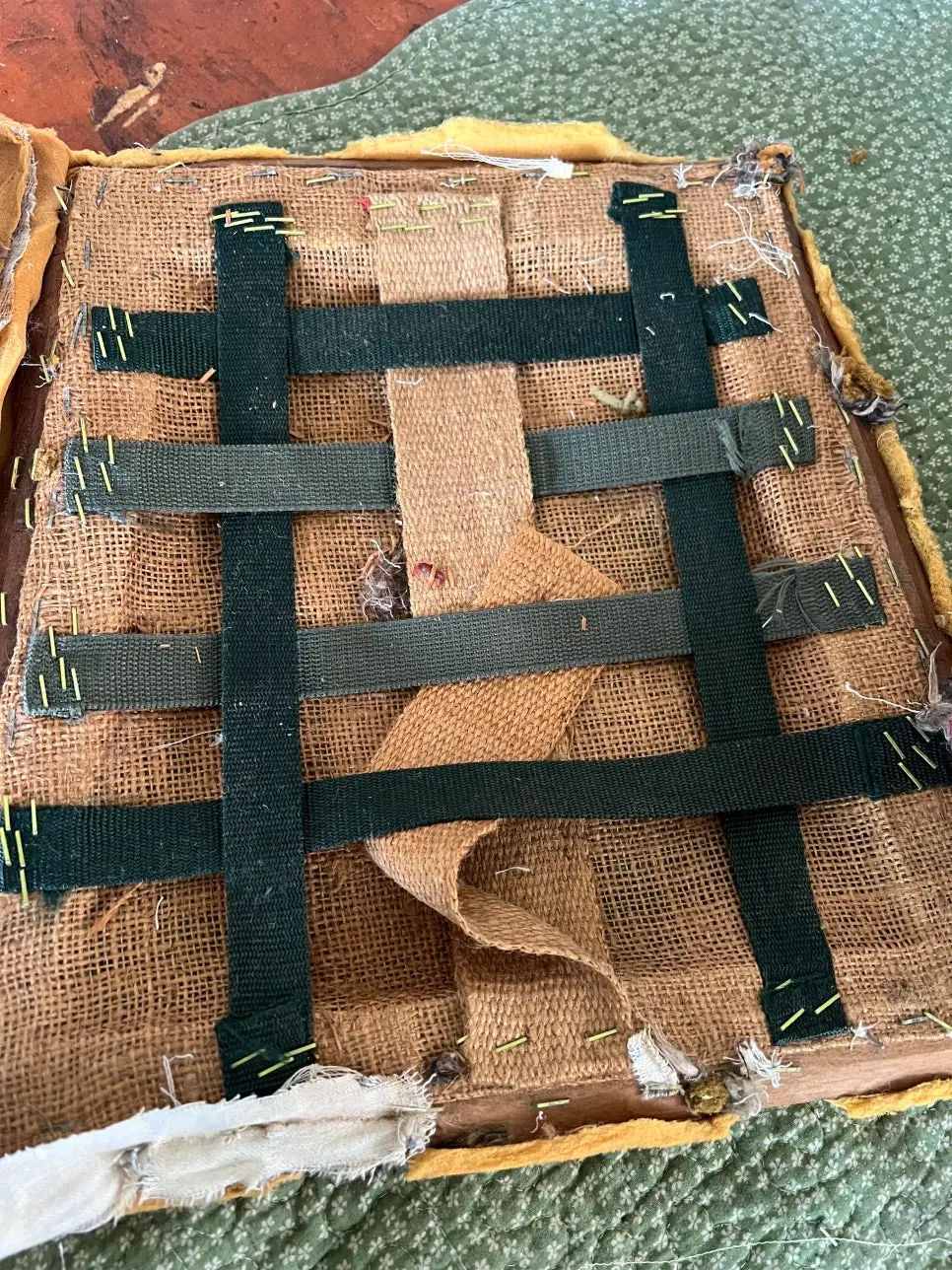 의자 내부 늘어진 밴드 모습