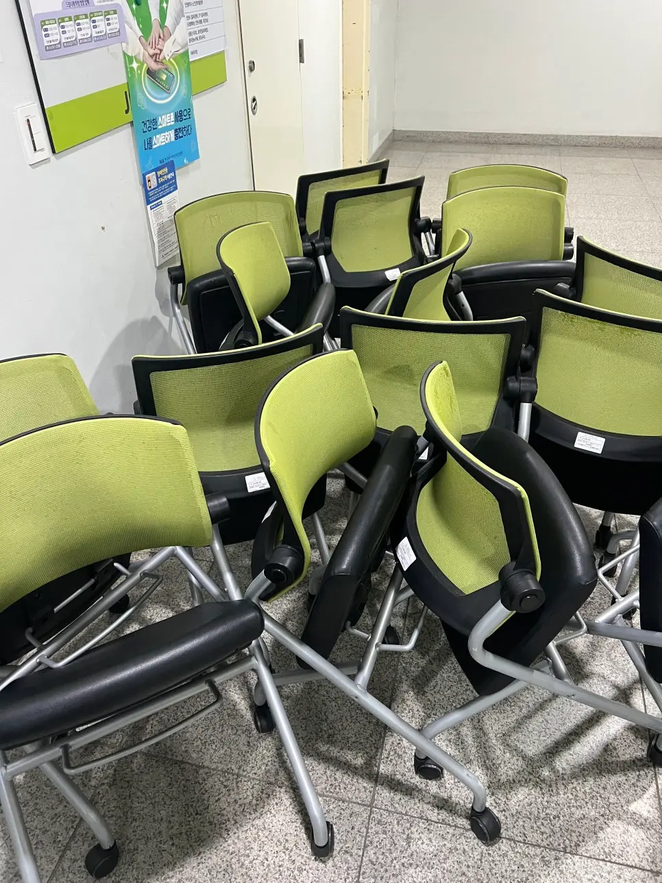 관공서 메쉬 의자 리폼 전후: 낡고 찢어진 메쉬 원단을 녹색 원단으로 정밀 재봉하여 팽팽하게 복원한 사례