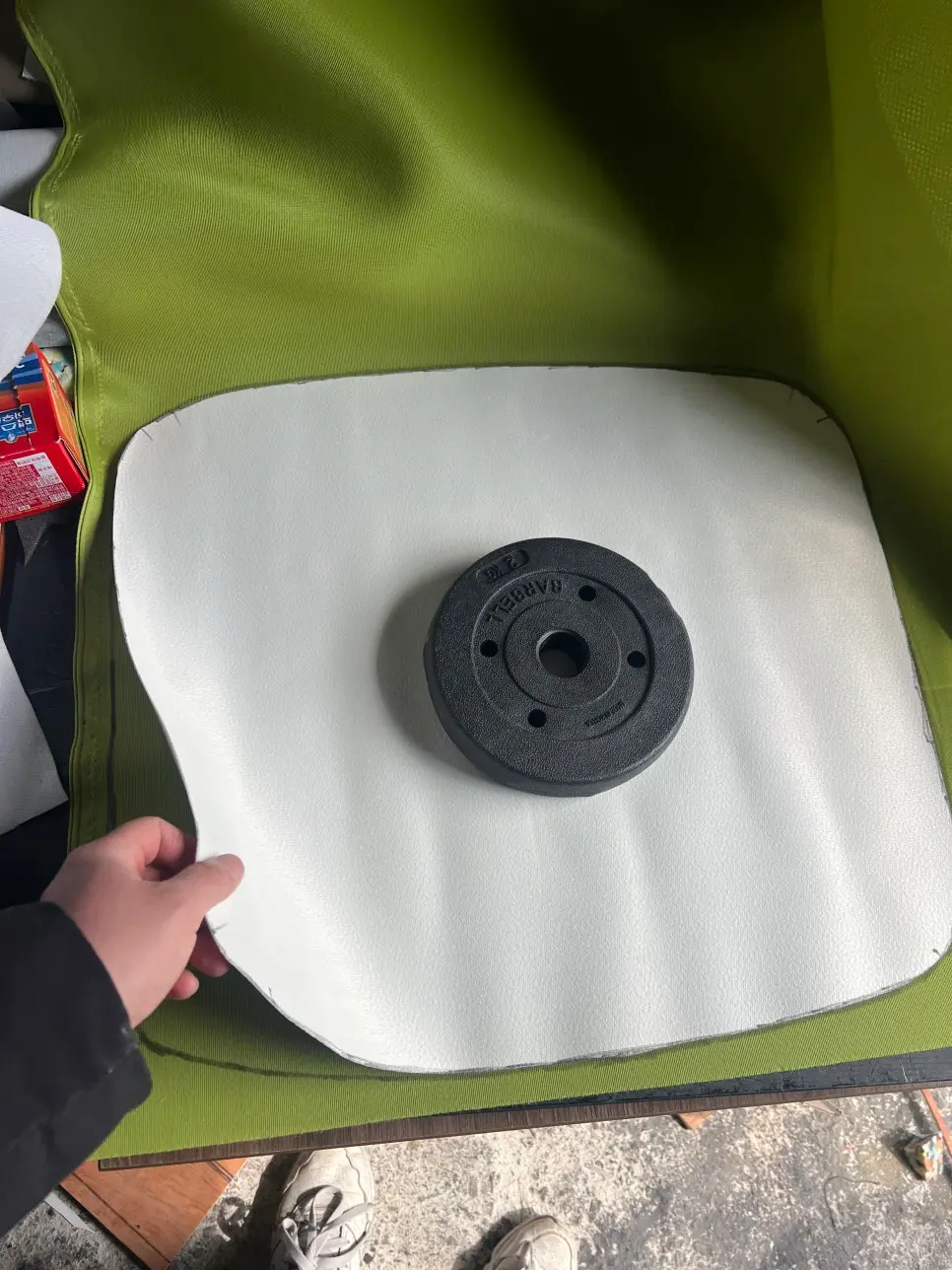 녹색 메쉬 원단 정밀 패턴 재단 작업