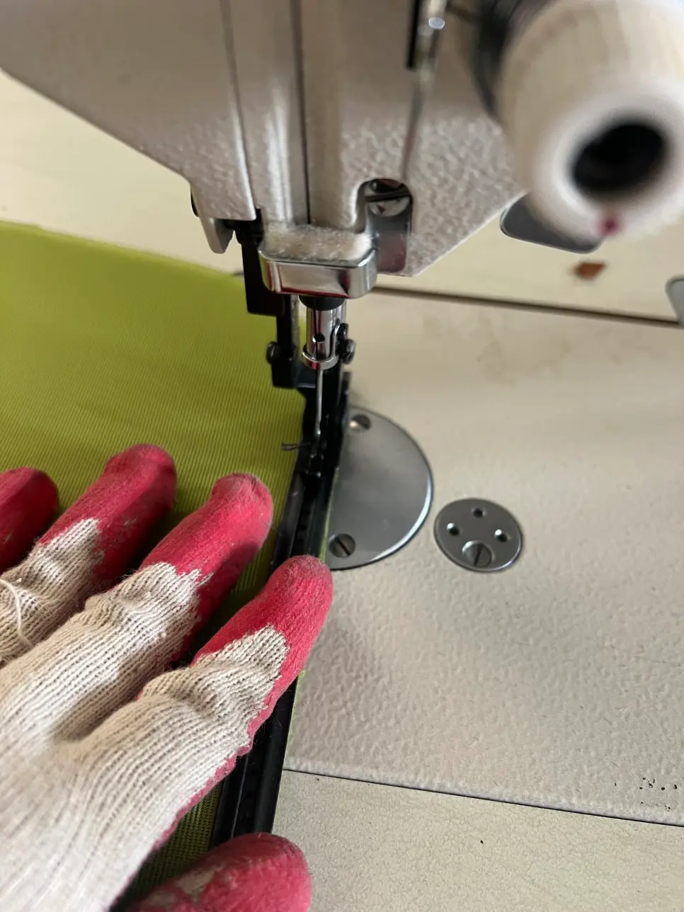 전문 재봉기를 이용한 의자 몰딩 고정 작업