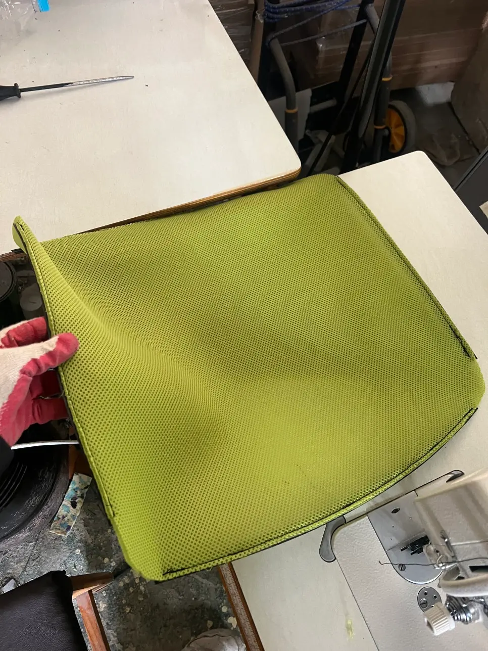 몰딩 재봉이 완료되어 홈에 끼울 준비가 된 원단