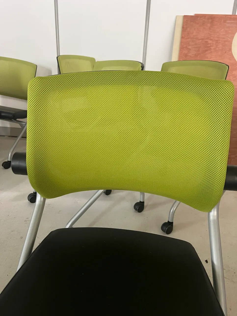 천갈이가 완료된 관공서 메쉬 의자 정면