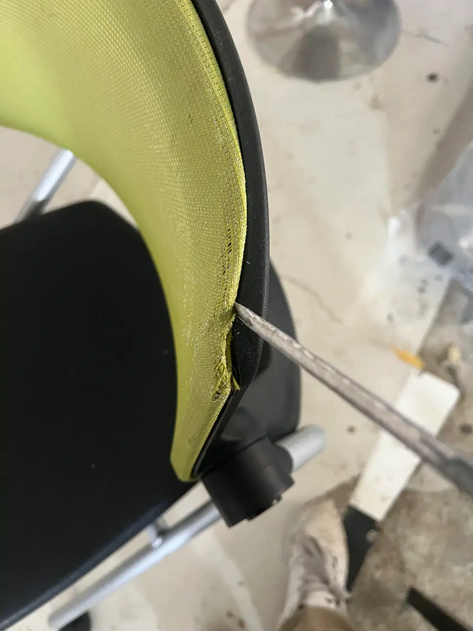 등받이 뒷면 몰딩을 조심스럽게 제거하는 과정