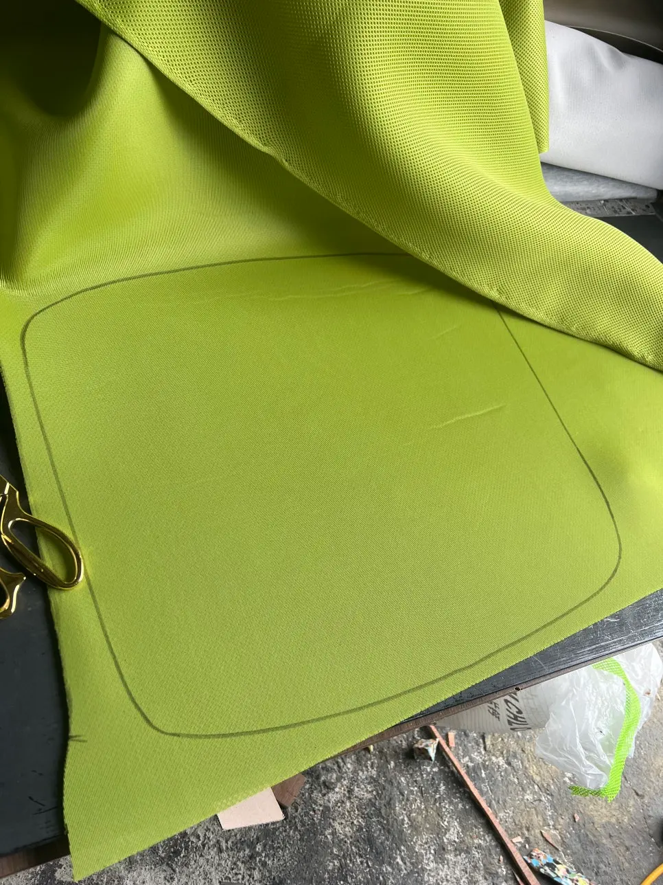 정확한 사이즈로 재단된 메쉬 원단 뭉치