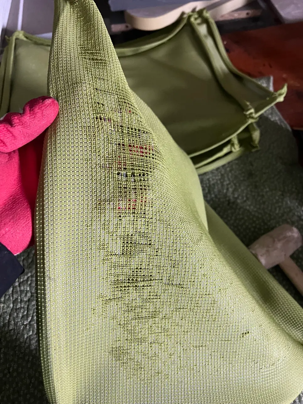 의자 프레임에서 분리된 등받이 몰딩 구조