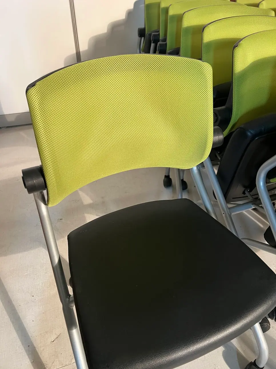 회의실 배치를 위해 정렬된 복원 완료 의자들