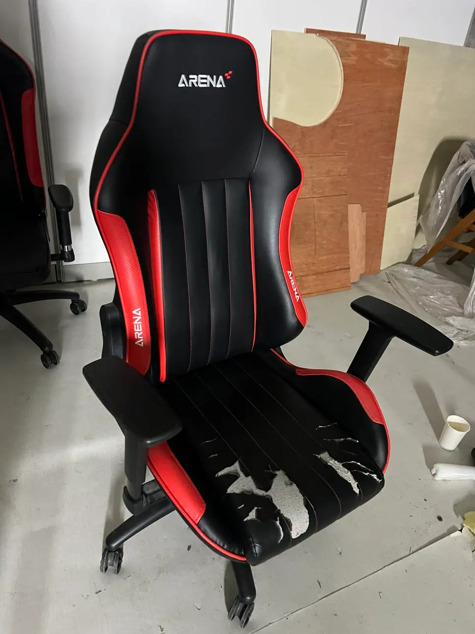 게이밍 의자 좌판 찢어짐 수리 전후: 합판 재설계와 타공 가죽을 사용해 새것보다 튼튼하게 복원한 모습