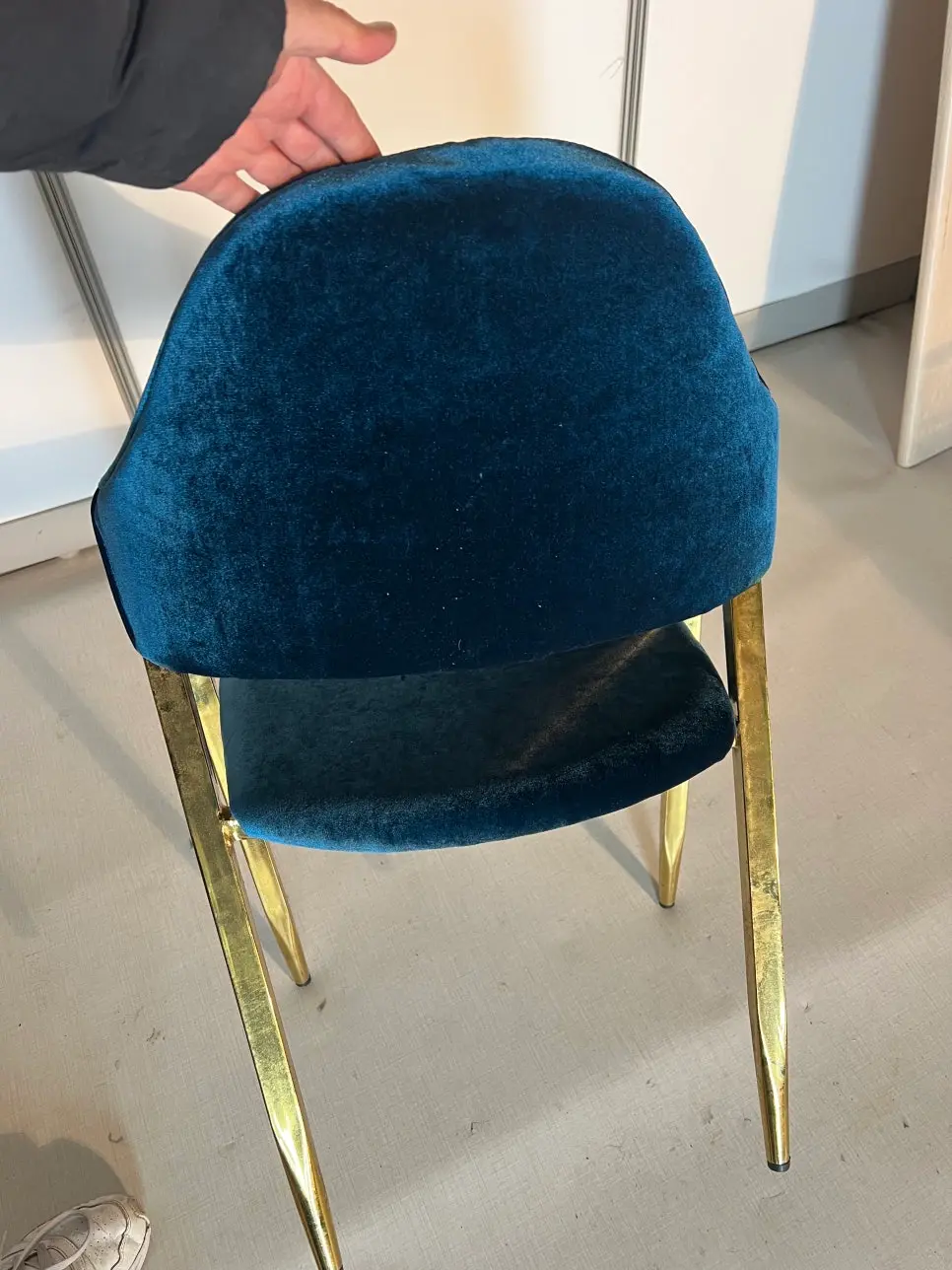 벨벳 의자 천갈이 전후: 오염된 기존 벨벳을 제거하고 고급스러운 청색 벨벳으로 리폼하여 새 의자로 복원한 모습