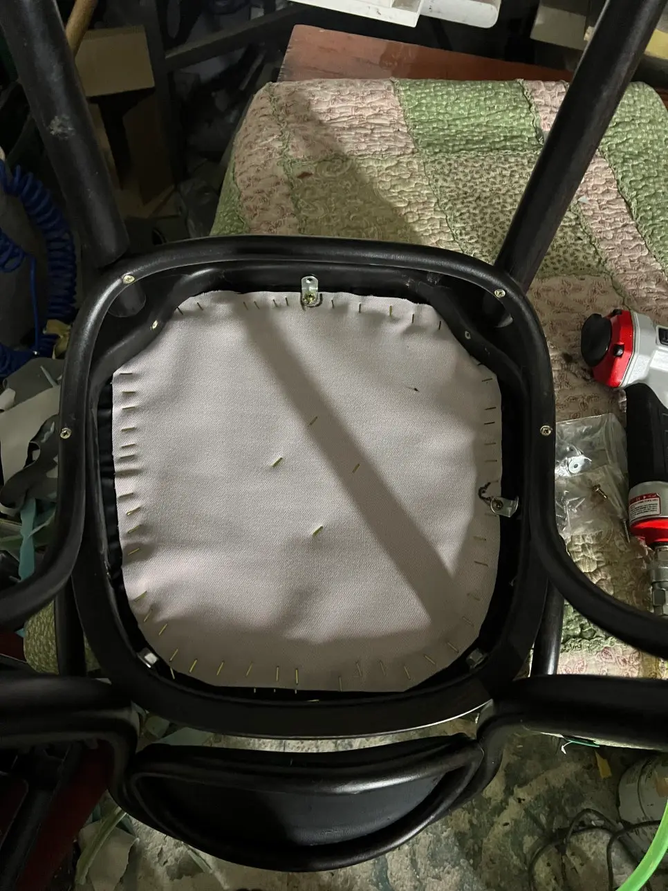 쿠션 의자 리폼 전후: 뜯어진 좌판 가죽을 블랙 PU가죽으로 교체하고, 등받이 장식 라인을 재봉 복원한 모습