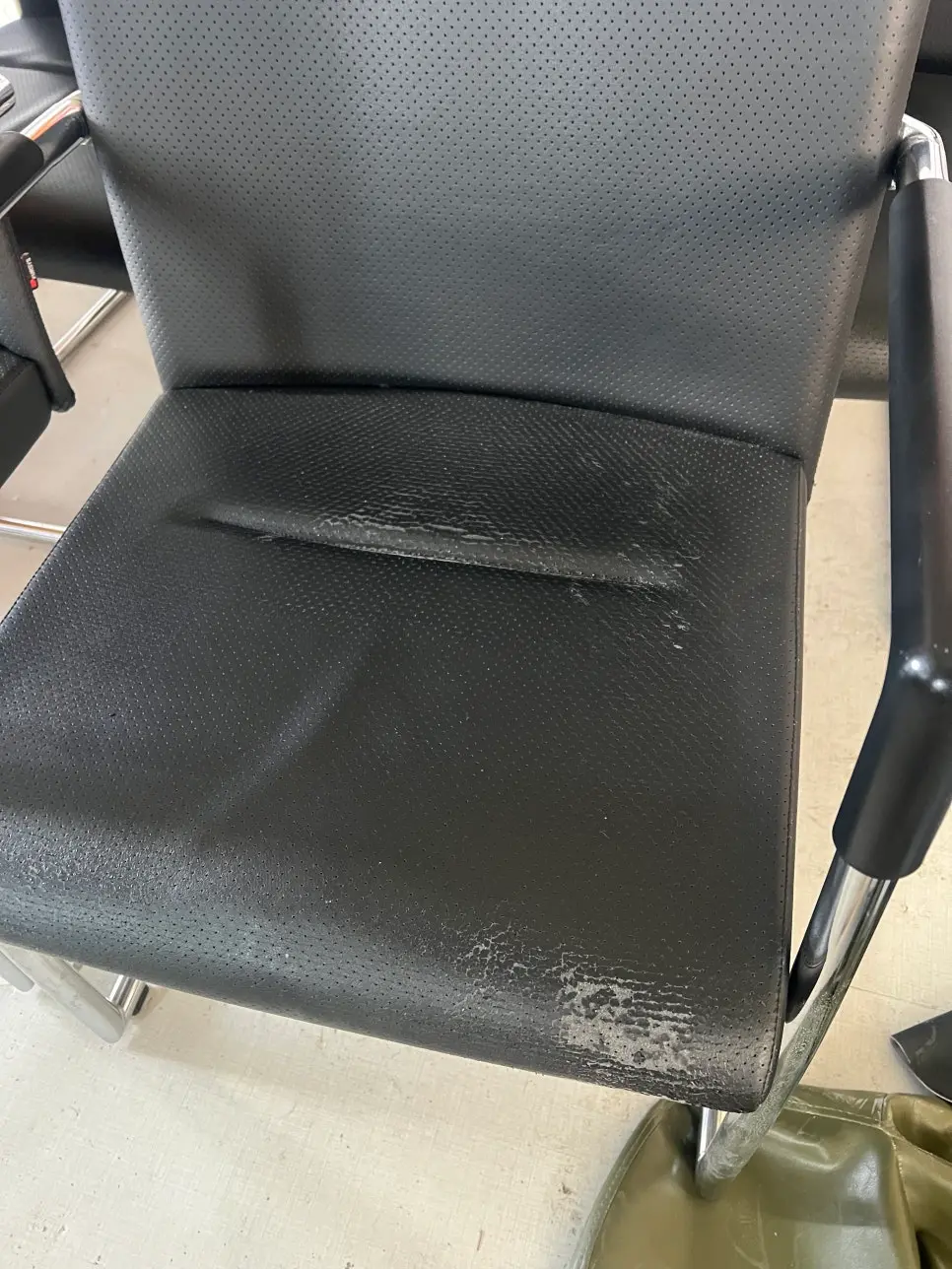 작업 전 마모된 회의실 의자 상태