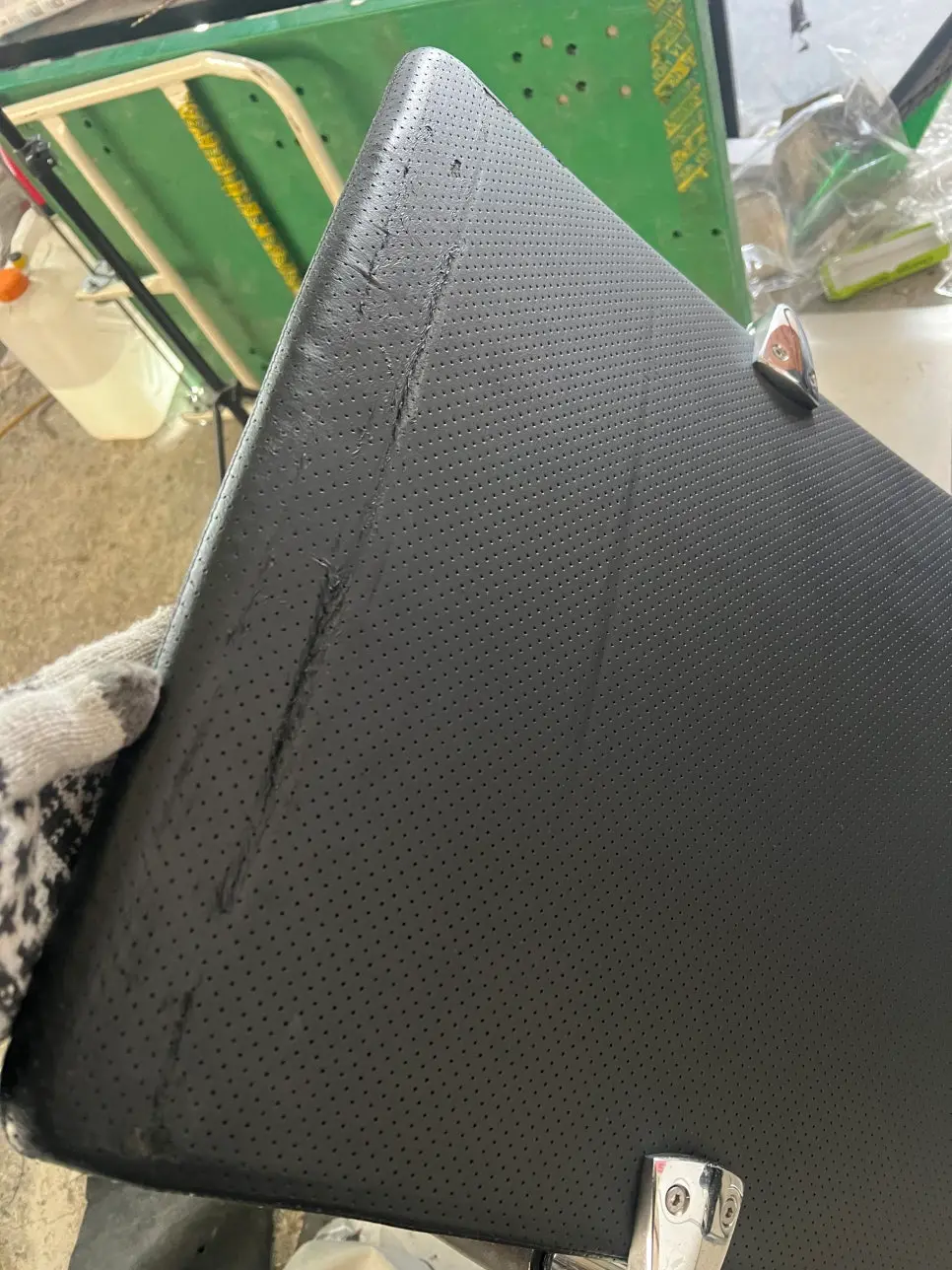 좌판 가죽 갈라짐 상세