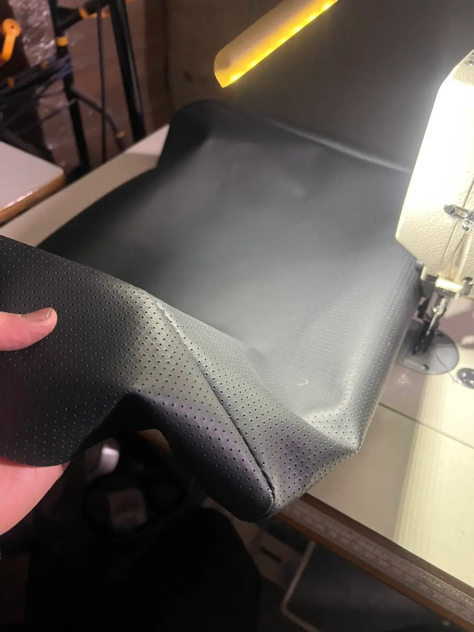 타공 가죽 상세