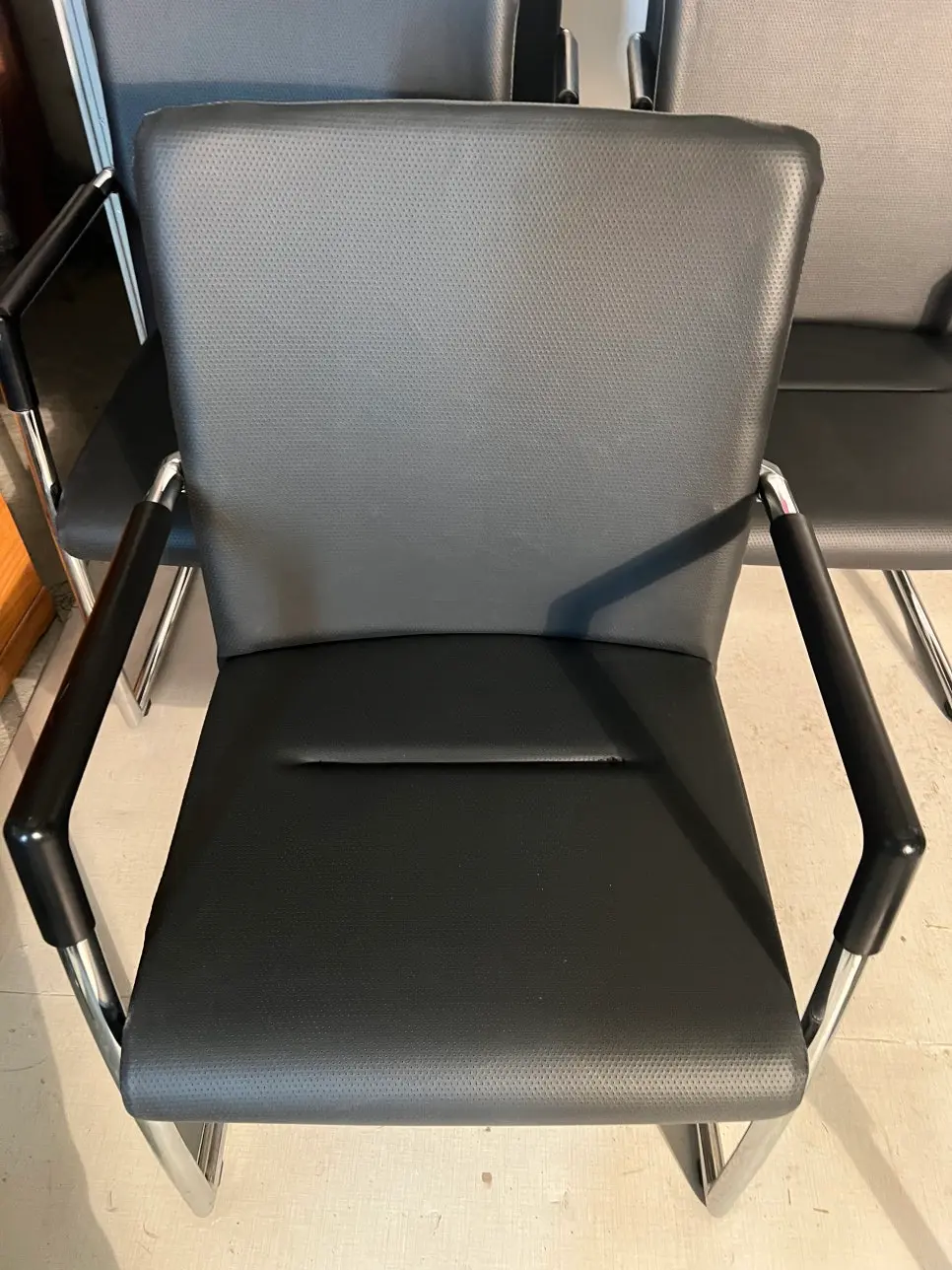 회의실 의자 천갈이 완료 후 전체 모습